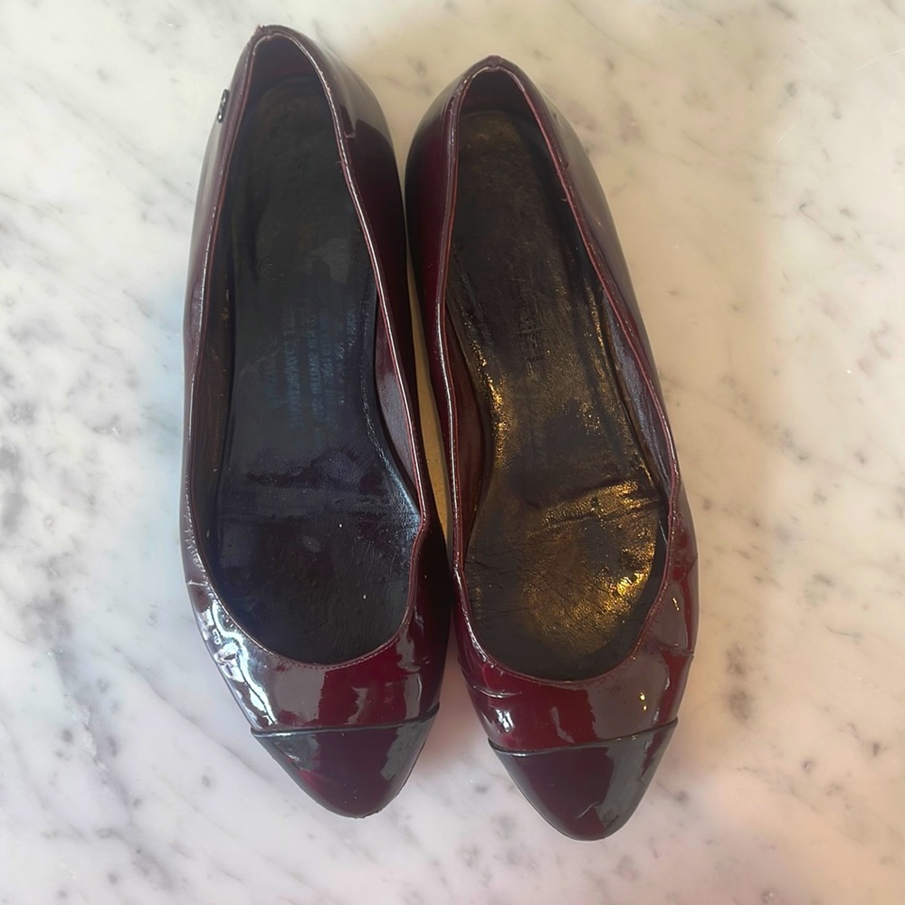 Patent leather Chanel flats❣️ size 40 fits more like a 39.